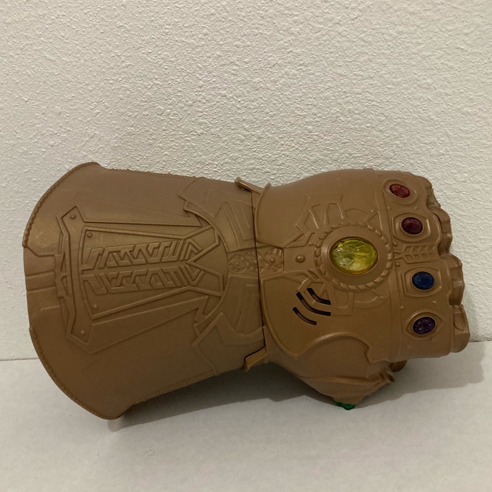 Avengers Marvel Infinity War Electronic  Gauntlet Fist Thanos Hasbro 2017